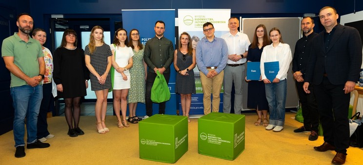 Uczestnicy (studenci, komisja konkursowe oraz Władze Wydziału) finału konkursu Dyplomowa Sesja Plakatowa POSTER MASTER 2025 na WBIŚiA