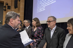 Wręczenie prof. dr. hab. inż. Aleksandrowi Kozłowskiemu (Katedra Konstrukcji Budowlanych) nagrody za publikację o liczbie punktów 140