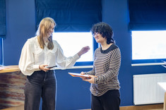 Pani Beata Raś-Grabowy gratuluje nagrodzonej w konkursie osobie