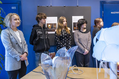 Goście słuchający przywitania wygłaszanego przez Dziekana Lecha Lichołaia