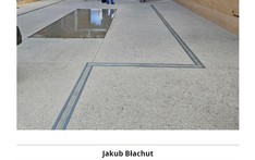 Ścieżka dotykowa prowadząca osoby niewidzące do wejścia do współczesnego budynku