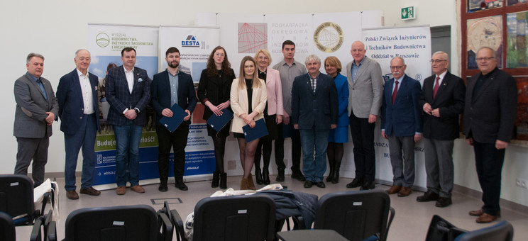 Laureaci konkursu, komisja konkursowa oraz przewodniczący PZITB oddział Rzeszów oraz Podkarpackiej Okręgowej Izby Inżynierów Budownictwa (fotografia Zofia Gleń)
