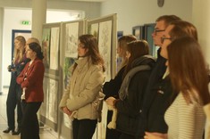 Uczestnicy wystawy, od lewej: mgr inż. arch. Beata Raś, dr hab. inż. Maciej Piekarski, prof. Uczelni, dr hab. inż. Jolanta Dźwierzyńska, prof. Uczelni, grupa studentów.