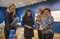 Kobiety uśmiechają się na tle niebieskiej ściany