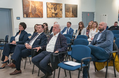 Osoby obecne na uroczystym rozstrzygnięciu konkursu na najlepszą pracę dyplomową  absolwentów studiów II stopnia kierunków: inżynieria środowiska i energetyka, w tym w pierwszym rzędzie od lewej: dr hab. inż. Bożena Babiarz, prof. PRz, przewodnicząca Komisji Konkursowej, Wiceprezes PZITS O. Podkarpackiego, mgr inż. Wacław Kamiński - Przewodniczący Okręgowej Rady PDK OIIB, mgr inż. Leszek Kaczmarczyk - Prezes PZITS O. Podkarpackiego