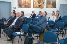 Osoby obecne na uroczystym rozstrzygnięciu konkursu na najlepszą pracę dyplomową absolwentów studiów II stopnia kierunków: inżynieria środowiska i energetyka, w tym w pierwszym rzędzie od lewej: mgr inż. Wacław Kamiński - Przewodniczący Okręgowej Rady PDK OIIB, mgr inż. Leszek Kaczmarczyk - Prezes PZITS O. Podkarpackiego