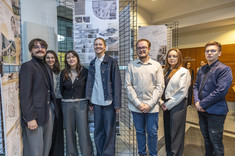 Uczestnicy wystawy prac studenckich, wykonanych w ramach zajęć Projektowanie architektoniczne – usługi II