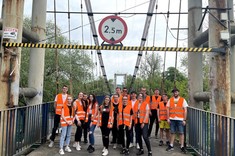 Studenci kierunku transport na starym moście przez San w Krasiczynie