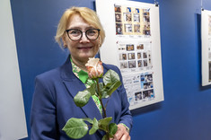 Dr inż. Marzena Kłos, prof. PRz - Prodziekan ds. Kształcenia na kierunkach Budownictwo, Architektura i Transport z bukietem kwiatów