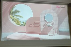 Na zdjęciu ekran z wyświetloną prezentacją. Na slajdzie widoczne wnętrze łazienki utrzymane w jasnych kolorach.