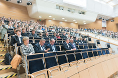 Widok na salę wypełnioną uczestnikami II Konferencji Naukowej "Nauki o zarządzaniu i jakości wobec współczesnych wyzwań nauki i biznesu w turbulentnym otoczeniu", fot. Arkadiusz Surowiec
