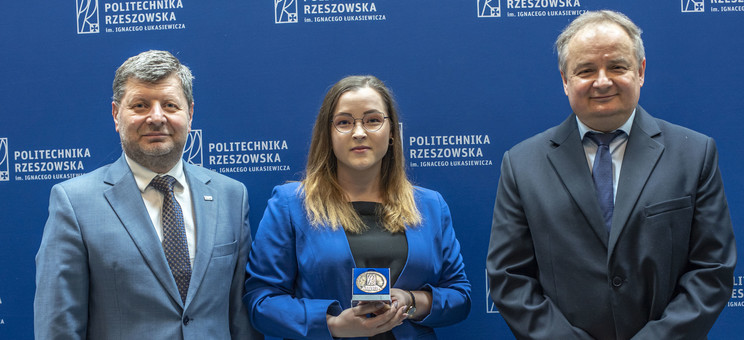 Od lewej: prof. dr hab. inż. Piotr Koszelnik - Rektor PRz, mgr inż. Sylwia Dąbrowska - absolwentka kierunku inżynieria środowiska, prof. dr hab. inż. Lech Lichołai - Dziekan WBIŚiA PRz