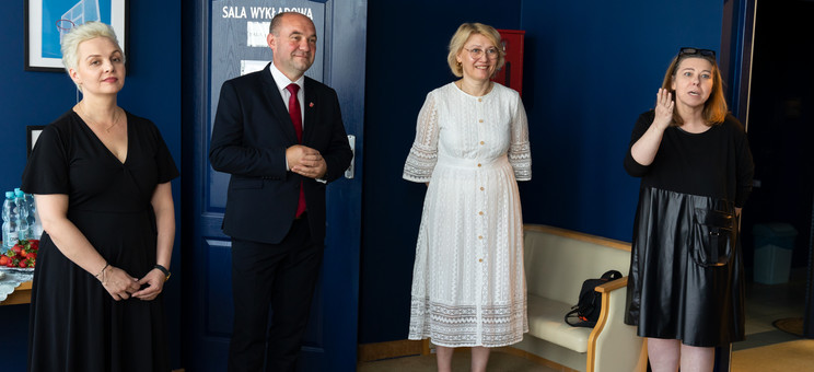 Od lewej: dr inż. arch. Beata Walicka-Góral - Architekt IARP, Zakład Urbanistyki i Architektury, Jerzy Kocój - Burmistrz Błażowej, dr inż. Marzena Kłos, prof. PRz - Prodziekan ds. Kształcenia dla kierunków Budownictwo, Architektura oraz Transport, dr inż. arch. Anna Sikora prof. PRz - kierownik Zakładu Urbanistyki i Architektury.