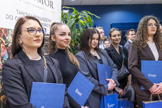 Pięć absolwentek studiów podyplomowych pn. "Architektura wnętrz i wystawiennictwa" wraz ze świadectwami ukończenia studiów