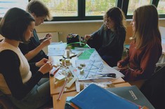 Grupa studentów w trakcie opracowywania modelu koncepcyjnego.
