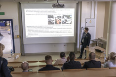 Wystąpienie prelegenta podczas sesji dotyczącej elementów kompozytowych