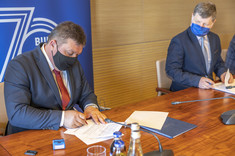 podpisanie umowy przez burmistrza gminy Lubycza Królewska