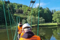 Przejście studentów kierunku transport przez kładkę dla pieszych w miejscowości Słonne