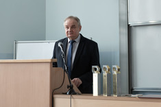 Dziekan prof. dr hab. inż. Lech Lichołai przemawia do członków Rady Wydziału, fot. Arkadiusz Surowiec