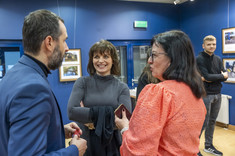 Od lewej: mgr inż. arch. Łukasz Bajda, dr inż. arch. Joanna Dudek, dr inż. Agnieszka Pękala rozmaiwają i uśmiechają się do siebie, fot. Beata Motyka 