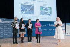Na scenie znajdują się trzy laureatki konkursu na zaprojektowanie przestrzeni wejściowej budynku Arcus, Pani dr inż. arch. Joanna Dudek oraz Pani dr hab. Beata Zatwarnicka-Madura, prof. PRz, fot. Arkadiusz Surowiec