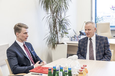 Od lewej: mgr Eryk Trojanowski - wójt Gminy Niebylec, prof. PRz dr hab. inż. Lesław Gniewek - Prorektor ds. Nauki