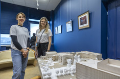 Dwie studentki (przedstawicielki koła naukowego „Immersja. Dostępna Rzeczywistość” uśmiechają się do osoby robiącej zdjęcie, fot. Beata Motyka 