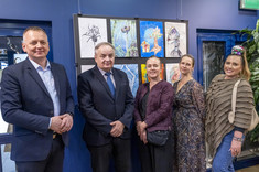 Od lewej: dr hab. inż. Piotr Nazarko, prof. PRz - Prodziekan ds. Rozwoju WBIŚiA, prof. dr hab. inż. Lech Lichołai - Dziekan WBIŚiA, dr hab. inż. arch. Anna Martyka, prof. PRz, mgr Ewa Jaracz, mgr sztuki Weronika Nowak