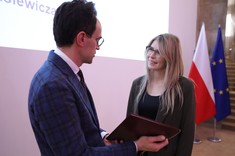 Dr inż. arch. Agata Mikrut-Kusy - promotor pracy magisterskiej mgr inż. arch. Pauliny Więcek dbiera nagrodę z rąk Dyrektora Generalnego Ministerstwa Rozwoju i Technologii - Michała Graczyka