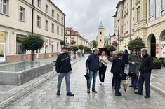 Przedstawiciele zespołu projektu „Iskra - budowanie międzyuczelnianych zespołów badawczych" „Politechniczna Sieć VIA CARPATIA im. Prezydenta RP Lecha Kaczyńskiego" z Politechnik: Rzeszowskiej, Białostockiej i Lubelskiej na Rynku miejskim w Rzeszowie.