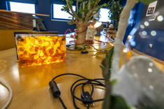 Jedna z lamp wykonanych przez uczestniczkę konkursu w kształcie prostopadłościanu ozdobionego liścikami miłorzębu