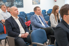 Osoby obecne na uroczystym rozstrzygnięciu konkursu na najlepszą pracę dyplomową  absolwentów studiów II stopnia kierunków: inżynieria środowiska i energetyka, w tym na pierwszy planie od lewej: dr inż. Krzysztof Boryczko, dr hab. inż. Bartosz Miller, prof. PRz, dr hab. inż. Katarzyna Pietrucha-Urbanik, prof. PRz 