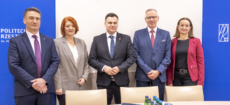 Od lewej: mgr Piotr Kuchta, prof. dr hab. inż. Dorota Papciak, Marcin Nazarewicz, dr hab. inż. Lesław Gniewek prof. PRz, prof. dr hab. inż. Barbara Tchórzewska-Cieślak, fot. Beata Motyka