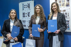 Trzy wyróżnione absolwentki AWiW, których prace projektowe, realizowane pod opieką mgr sztuki Weroniki Nowak, zostały docenione za wysoki poziom oraz zaangażowanie