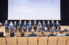 Nauczyciele akademiccy nagrodzeni za uzyskanie stopnia naukowego doktora habilitowanego, wśród nich pracownicy Wydziału Budownictwa, Inżynierii Środowiska i Architektury, od lewej: dr hab. inż. Lesław Bichajło, prof. PRz, dr hab. inż. Małgorzata Kida, prof. PRz, dr hab. Tomasz Tomaszek, prof. PRz