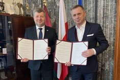 Od lewej: prof. dr hab. inż. Piotr Koszelnik - Rektor Politechniki Rzeszowskiej im. Ignacego Łukasiewicza, dr hab. Stanisław Mazur, prof. UEK - Rektor Uniwersytetu Ekonomicznego w Krakowie.