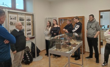 Zwiedzanie Muzeum Geodezyjno-Kartograficznego im. Eugeniusza Romera. Na zdjęciu widoczni członkowie Naukowego Koła Geodetów GLOB.