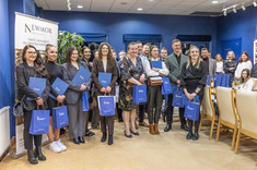 Absolwenci studiów podyplomowych pn. "Architektura wnętrz i wystawiennictwa" oraz "Technologia BIM w projektowaniu i realizacji inwestycji budowlanych" wraz ze świadectwami ukończenia studiów