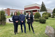 Od lewej dr inż. Joanna Krasoń, dr inż. Przemysław Miasik, dr hab. inż. Bożena Babiarz, prof. Uczelni przed budynkiem Politechniki Białostockiej.