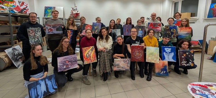 Uczestnicy warsztatów malarskich prowadzonych przez panią mgr inż. arch. Natalię Ludwikowską, z Katedry Urbanistyki i Architektury wraz ze swoimi pracami