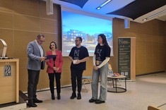 Od lewej: Mgr inż. arch. Maciej Łobos gość ArchiCZAT oraz dr inż. arch. Beata Walicka-Góral - opiekun Koła Naukowego Architektury Miejsc Społecznych, Jakub Skierski - prezes koła Architektury Miejsc Społecznych, Katarzyna Pasieka - członkini koła naukowego Architektury Miejsc Społecznych, wręczając upominek i podziękowania gościowi ArchiCZAT.