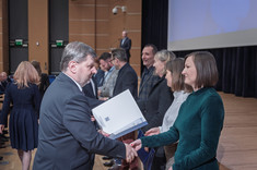 Wręczenie dr inż. Sabinie Ziembowicz (Katedra Inżynierii i Chemii Środowiska) nagrody za patent.