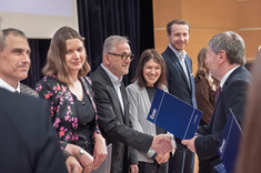 Wręczenie prof. dr. hab. inż. Aleksandrowi Kozłowskiemu (Katedra Konstrukcji Budowlanych) nagrody za publikację o liczbie punktów 140