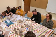 Członkowie KN AMS i prowadząca dr inż. arch. Beata Walicka-Góral w trakcie warsztatów ceramicznych