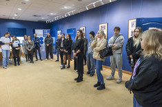 Grupa kilkunastu uczestników finisażu wystawy pt. "Ludzie i przestrzeń" w Galerii P_okaz, fot. Beata Motyka 