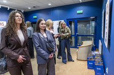 Absolwentki studiów podyplomowych pn. "Architektura Wnętrz i Wystawiennictwa" podczas wystawy wybranych prac projektowych absolwentów tego kierunku.