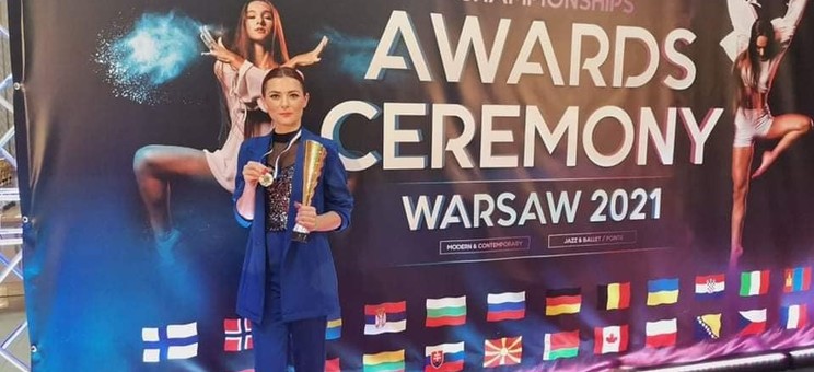 Dr hab. inż. Agnieszka Stec, prof. PRz (Katedra Infrastruktury i Gospodarki Wodnej) prezentująca srebrny medal wywalczony podczas Mistrzostw Świata „IDO World Championships balet & jazz” w Warszawie.