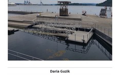 Pochylnia dla niepełnosprawnych prowadząca do kąpieliska przy pomoście