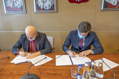 Podpisanie umowy. Od lewej prof. J. Sęp, J. Pachana, Z. Syzdek i M. Forystek, fot. B.Motyka