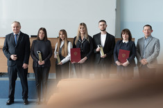 Od lewej: prof. dr hab. inż. Lech Lichołai, dr inż. Joanna Krasoń, mgr inż. arch. Paulina Więcek, dr inż. arch. Agata Mikrut-Kusy, mgr inż. arch. Przemysław Dybaś, dr inż. arch. Joanna Dudek, dr hab. inż. Bartosz Miller, prof. PR zpozują do wspólnego zdjęcia, fot. Arkadiusz Surowiec